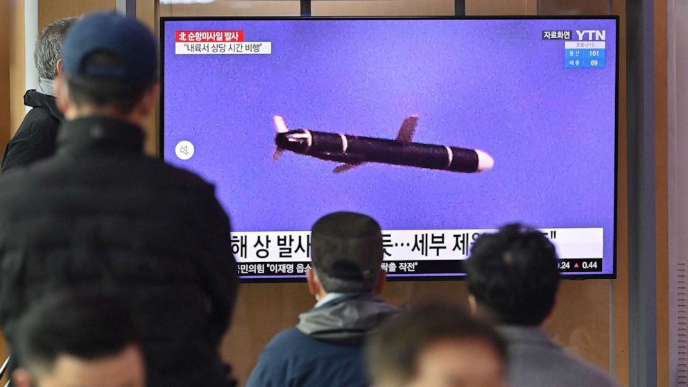 PHOTO: People watch a television screen showing a news broadcast with file footage of a North Korean missile test, at a railway station in Seoul on Jan. 25, 2022.