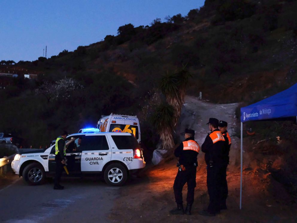 PHOTO: Emergency team members look for a boy fell into the 100-meter-deep waterhole in a mountainous area near the town of Totalan in Malaga, Spain, Jan. 14, 2019.