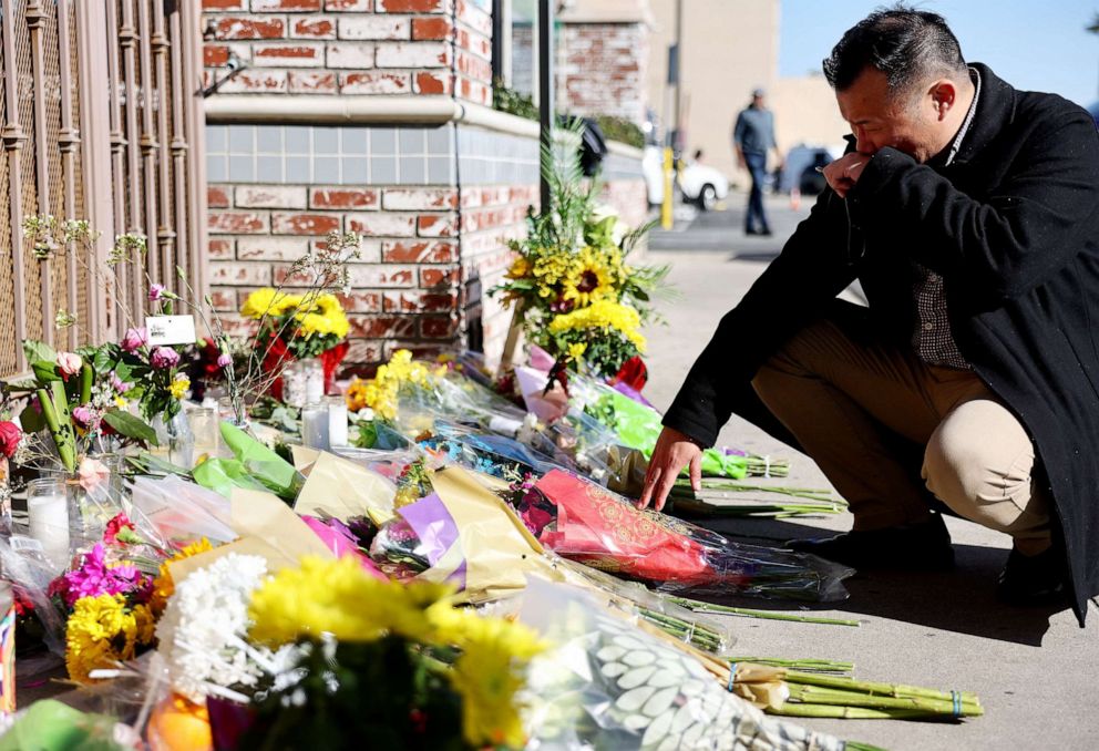 PHOTO : Le maire de Monterey Park, Henry Lo, s'agenouille devant un mémorial de fortune devant le lieu d'une fusillade meurtrière dans un studio de danse de salon le 23 janvier 2023 à Monterey Park, en Californie.
