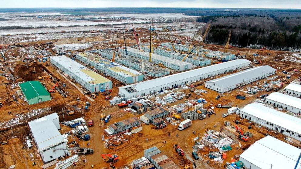 PHOTO: Workers erect a building which will be a new hospital, on the outskirts of Moscow, April 2, 2020.