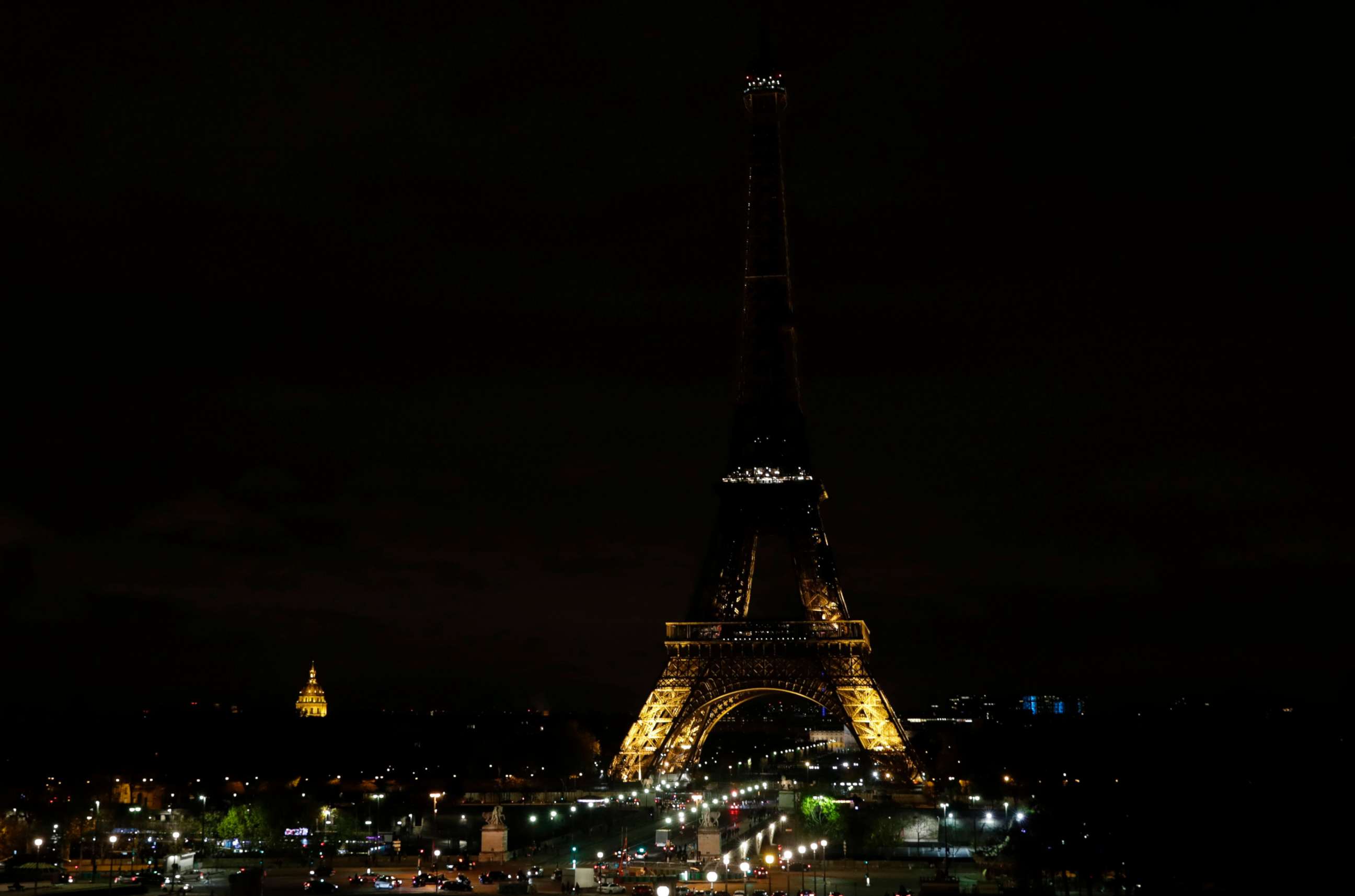 PHOTO: The lights of the Eiffel Tower in Paris are switching off in tribute to the victims of the deadly attack on a mosque in Egypt's Sinai, Nov. 24, 2017.