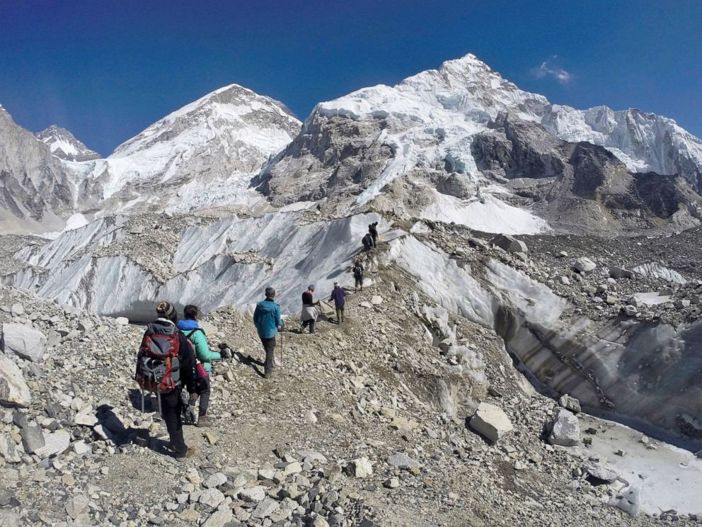 mount-everest-hikers-ap-mo-20190502_hpMain_4x3_992.jpg