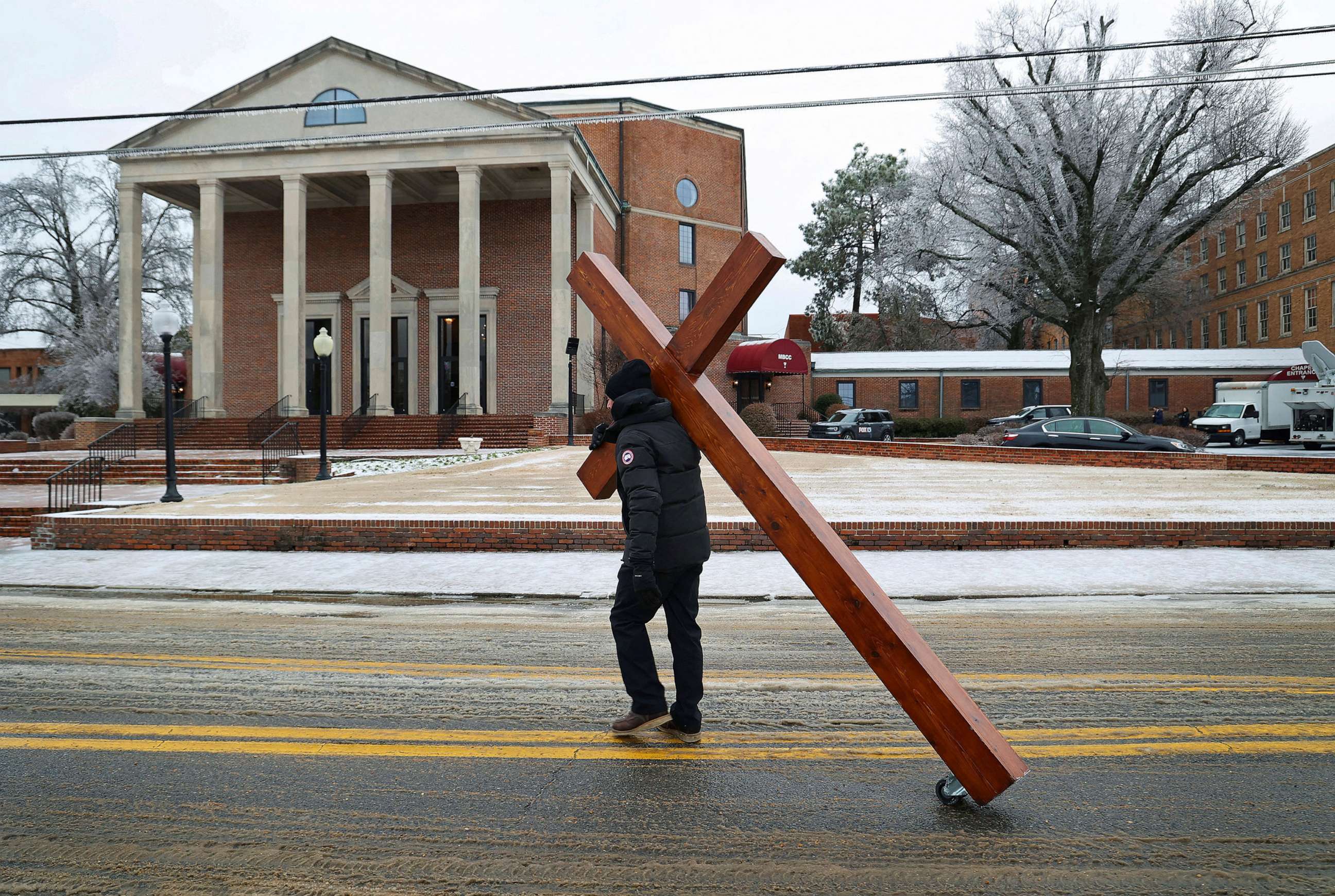 PHOTO: Dan Beazley, 61, of Northville, Mich., carries a 10-ft. homemade cross "to shine the light in the world of darkness" to Memphis Boulevard Christian Church before the memorial service for Tyre Nichols in Memphis, Tenn., Feb. 1, 2023.