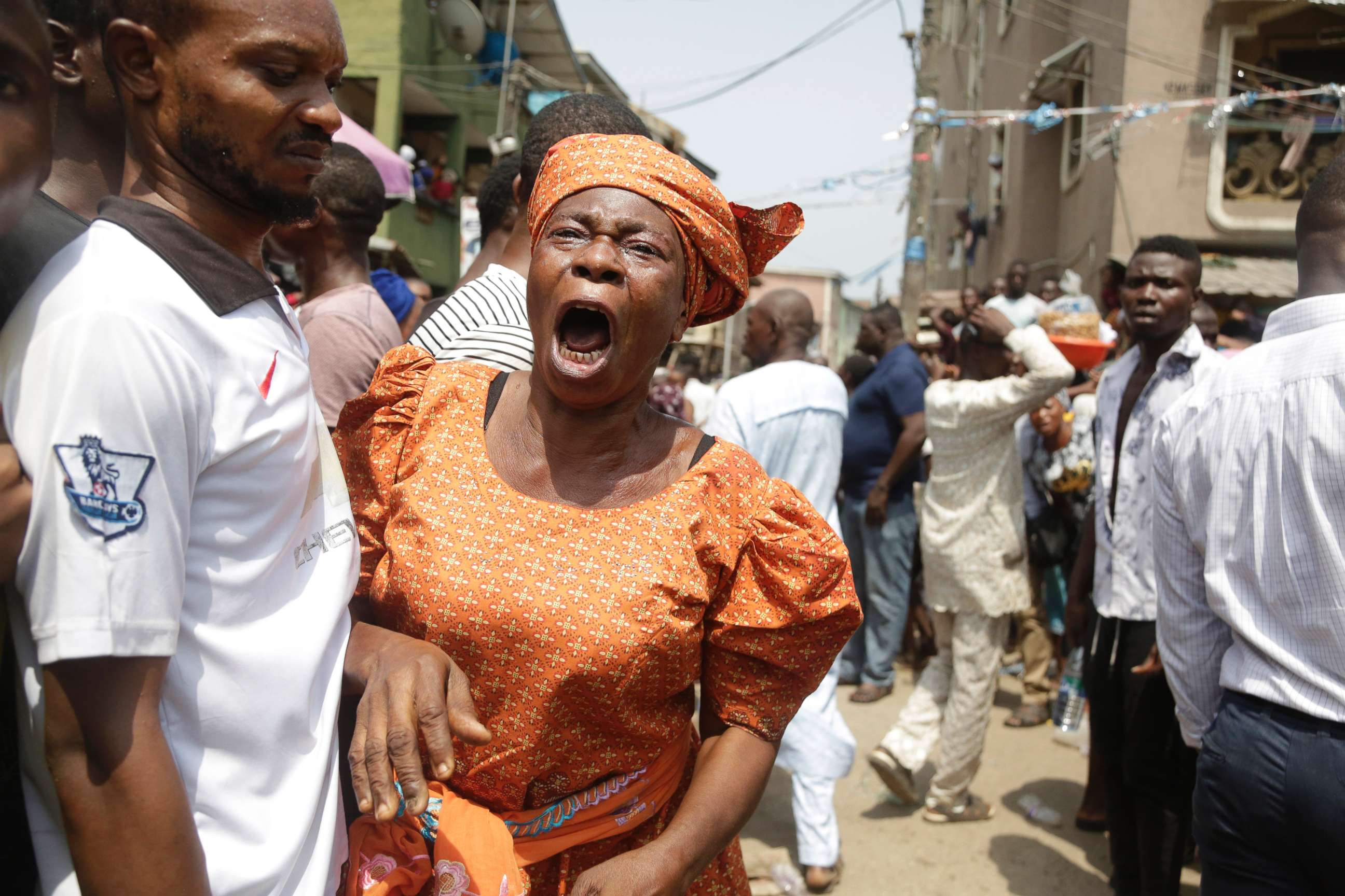 PHOTO: A woman cries as a body of child is recovered from the rubble of a collapsed building in Lagos, Nigeria, March 13, 2019.