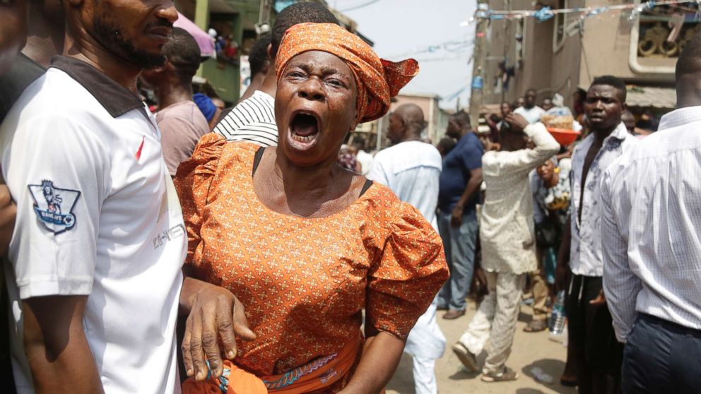 PHOTO: A woman cries as a body of child is recovered from the rubble of a collapsed building in Lagos, Nigeria, March 13, 2019.