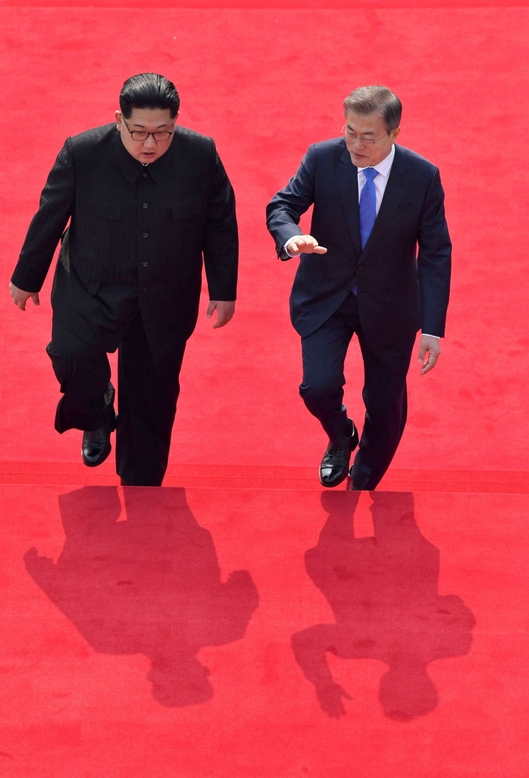 PHOTO: North Korean leader Kim Jong Un  and South Korean President Moon Jae-in attend a welcoming ceremony in the truce village of Panmunjom inside the demilitarized zone separating the two Koreas, South Korea, April 27, 2018.