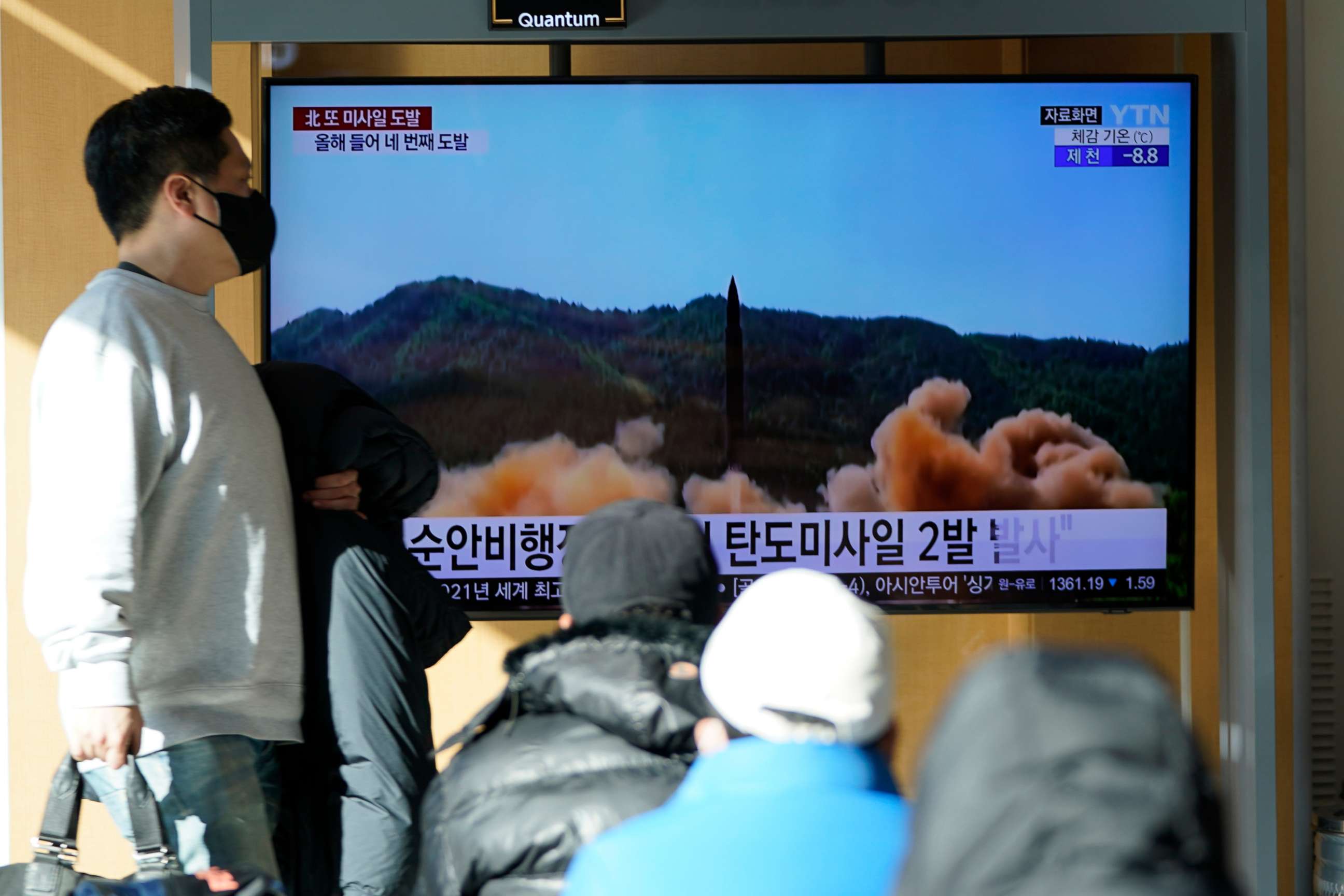 PHOTO: People watch a TV screen showing a news program reporting about North Korea's latest missile launch with a file footage at a train station in Seoul, South Korea, on Jan. 17, 2022.