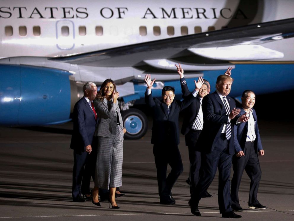 Breaking news_突发新闻：2018年5月10日，唐纳德特朗普总统和第一夫人梅拉尼亚特朗普与前朝鲜被拘留者和其他人一起前往马里兰州安德鲁斯空军基地