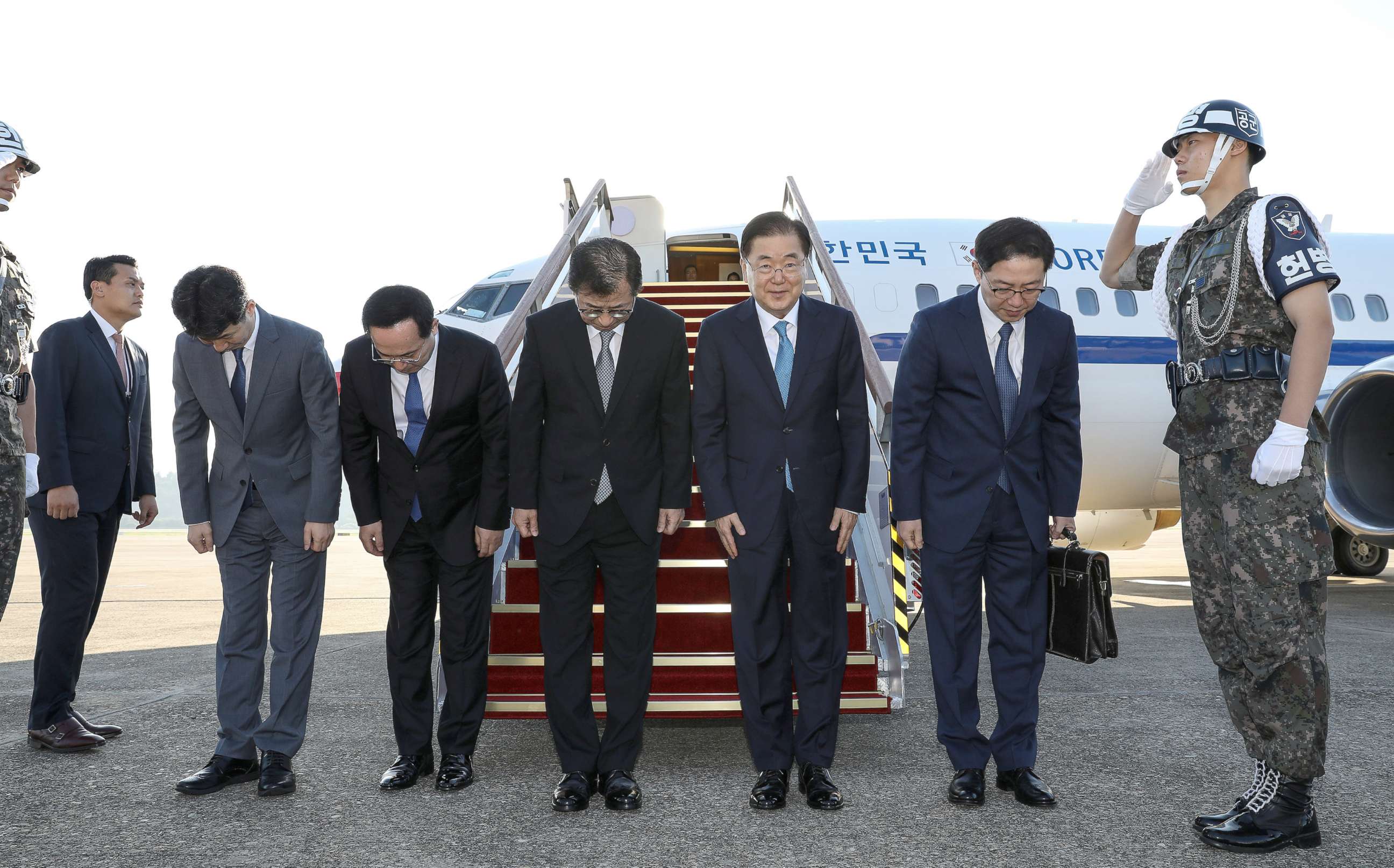 PHOTO: South Korean special envoys led by the chief of the national security office at Seoul's presidential Blue House, Chung Eui-yong, leave for Pyongyang from an airport in Sungnam city, South Korea, Sept. 5, 2018.