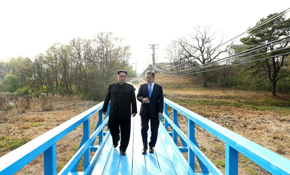 FOTOGRAFIJA DANA - Page 34 North-south-korea-summit-02-epa-jef-180427_hpEmbed_23x14_992