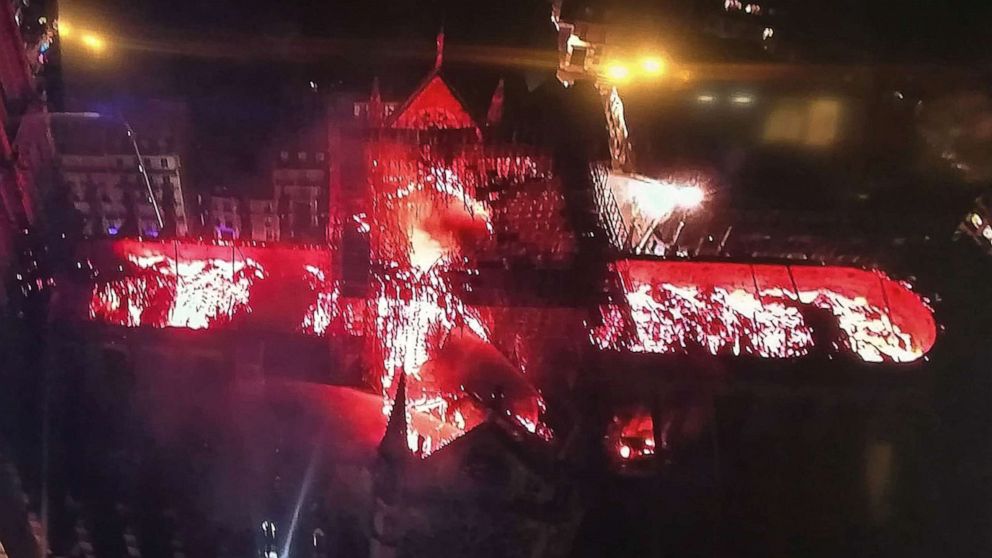  A televÃ­ziÃ³ kÃ©pernyÅjÃ©n vett kÃ©p egy lÃ©gi felvÃ©teleket mutat a lÃ¡ngokban lebegett Notre-Dame-szÃ©kesegyhÃ¡zrÃ³l a francia fÅvÃ¡rosban, PÃ¡rizsban.
					