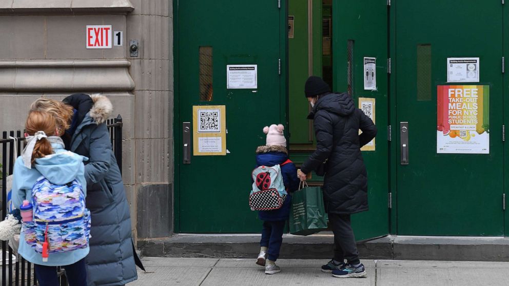 Les écoles de NYC abandonnent le mandat de masque extérieur;  séjours mandat intérieur