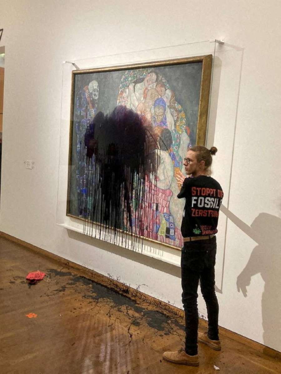 Climate activists throw paint on Gustav Klimt's 'Tod und Leben' at ...