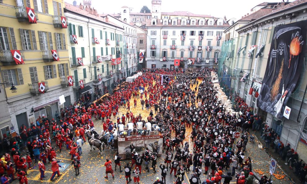 PHOTO: People wearing protective helmets and costumes throw and are hit by oranges as part of Carnival celebrations in the northern Italian Piedmont town of Ivrea, March 4, 2019.