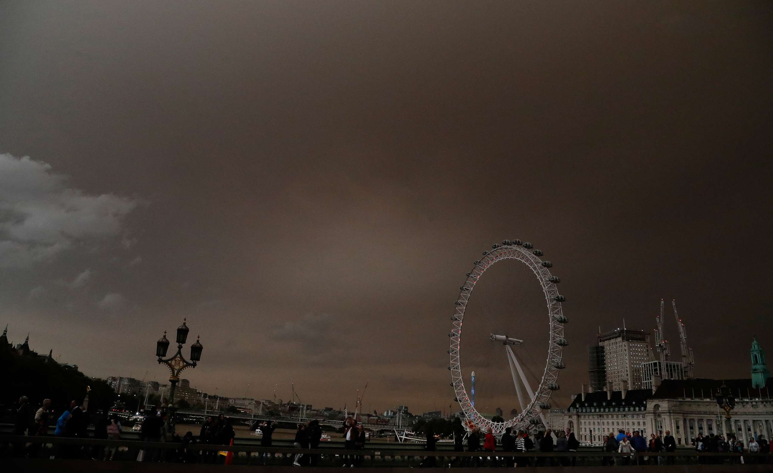 PHOTO: The sky over the London Eye is bathed in a dull orange sky in London, Oct. 16, 2017.