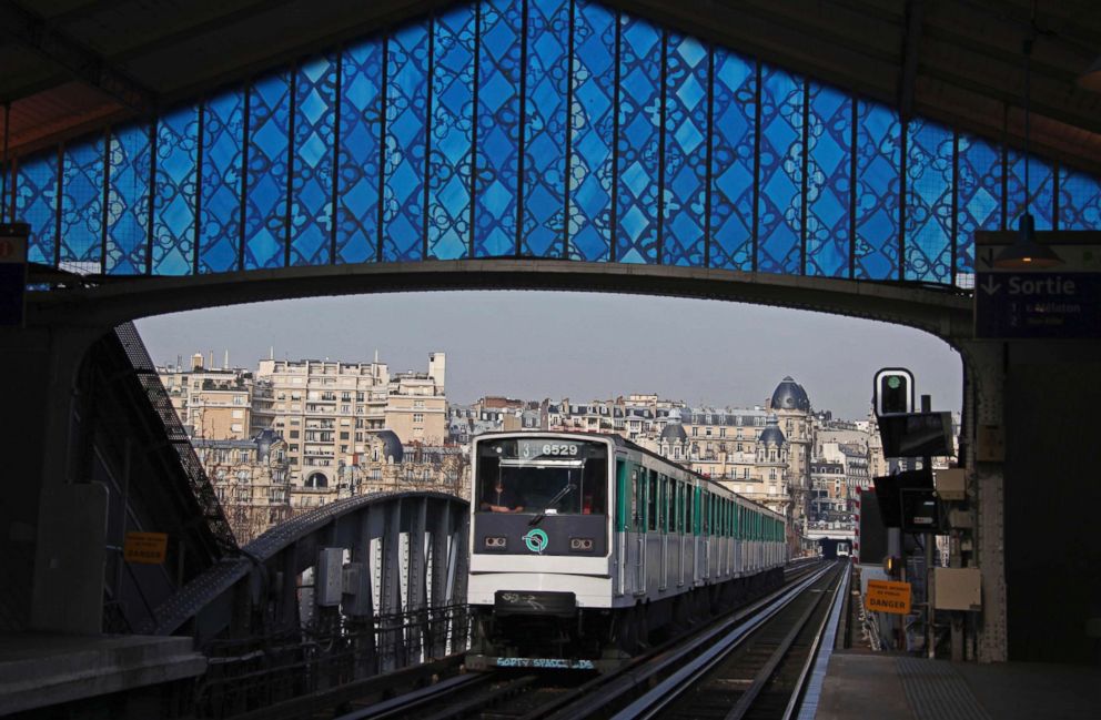 PHOTO: A subway train pulls into station Bir Hakeim in Paris, France, February 25, 2009.