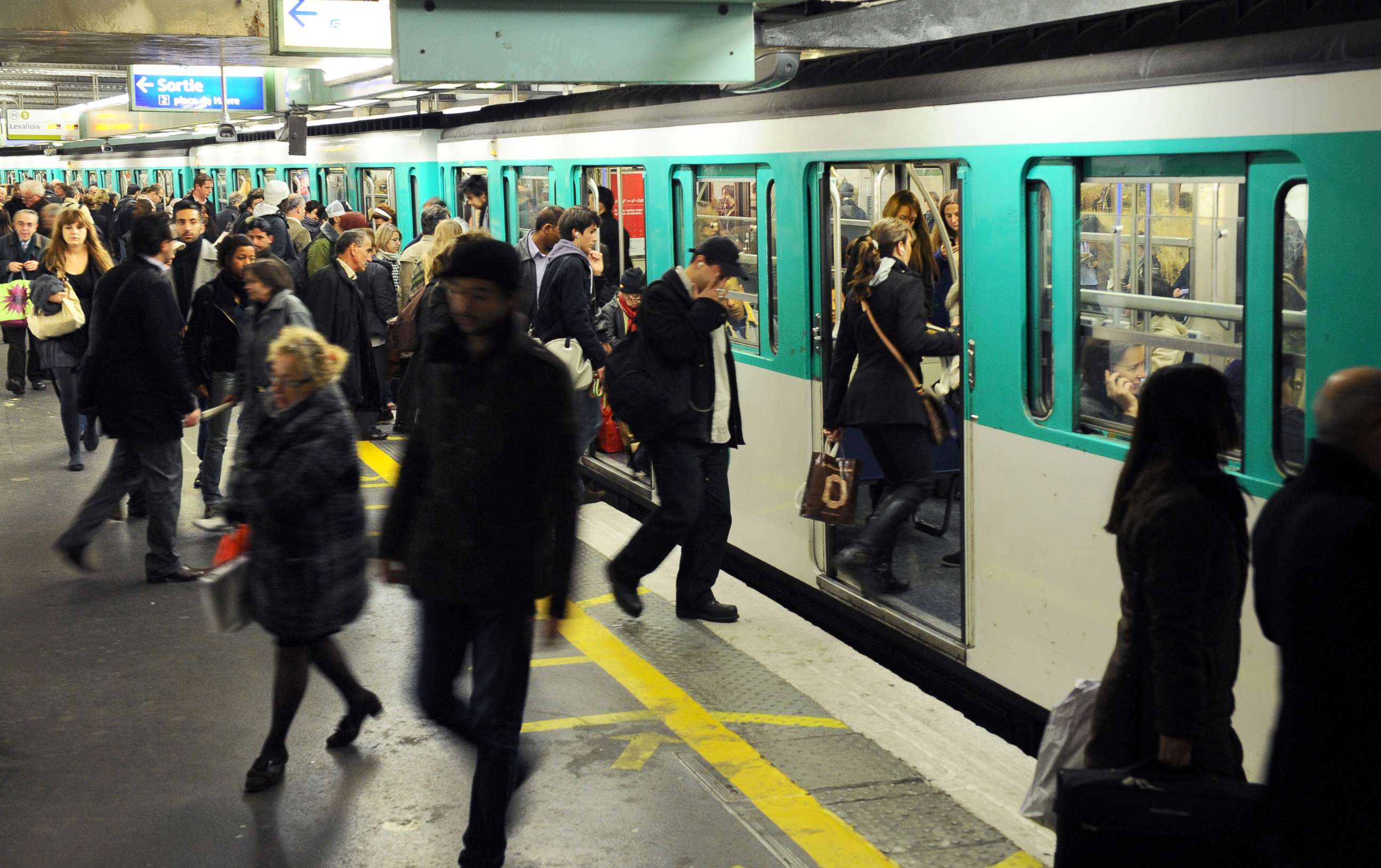 PHOTO: Passengers board a Parisian subway, Oct. 28, 2010 in Paris.
