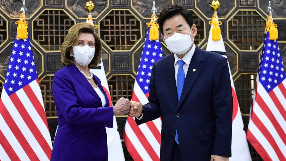 사진: 낸시 펠로시 미국 하원의장이 2022년 8월 4일 대한민국 서울에서 국회에서 만나기 전에 김진표 한국 국회의장과 함께 포즈를 취하고 있다.