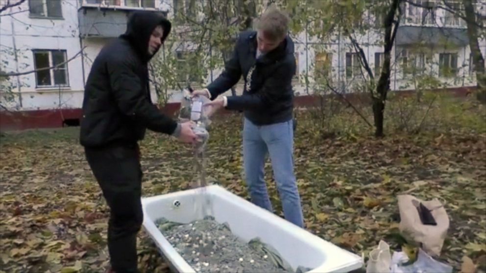 VIDEO: A group of people on Tuesday dragged an entire bathtub full of coins to a shopping mall in Moscow to buy an iPhone XS.