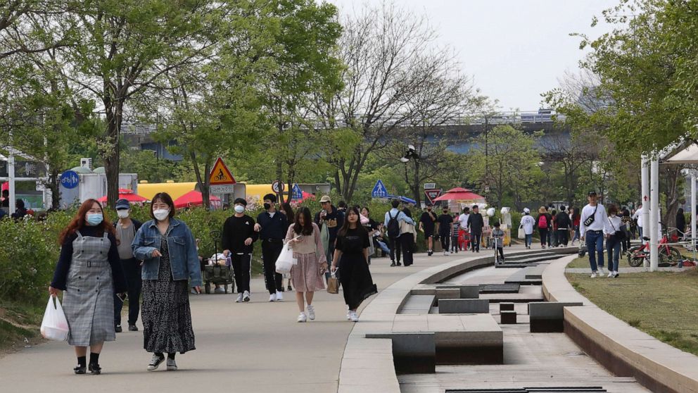 PHOTO: People visit a public park along the Han River in Seoul, South Korea, on April 30, 2020. South Korea on April 30 reported no new locally transmitted cases of COVID-19 for the first time since February.