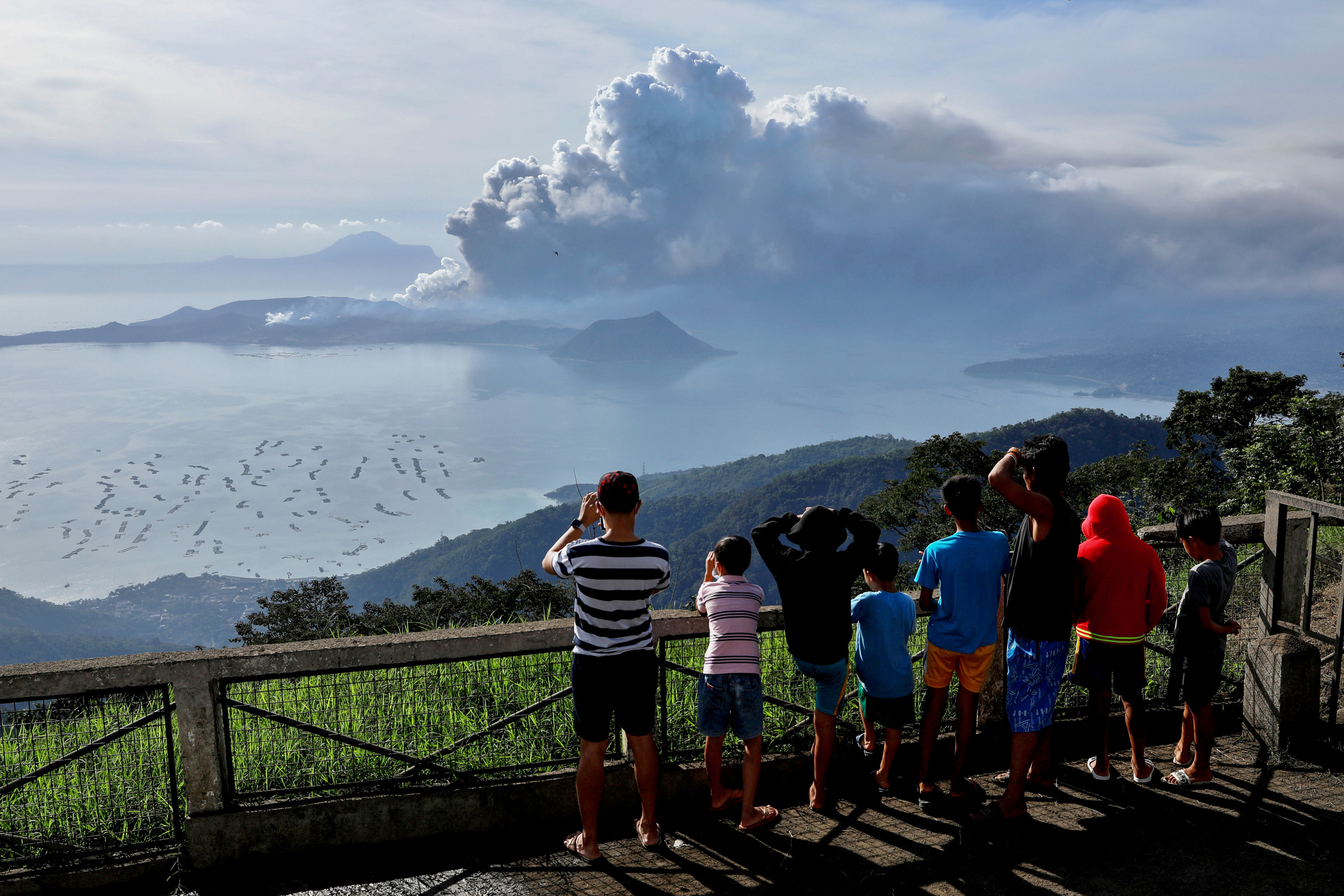 PHOTO: Residents look at the erupting Taal Volcano in Tagaytay City, Philippines, January 13, 2020. REUTERS/Eloisa Lopez     TPX IMAGES OF THE DAY