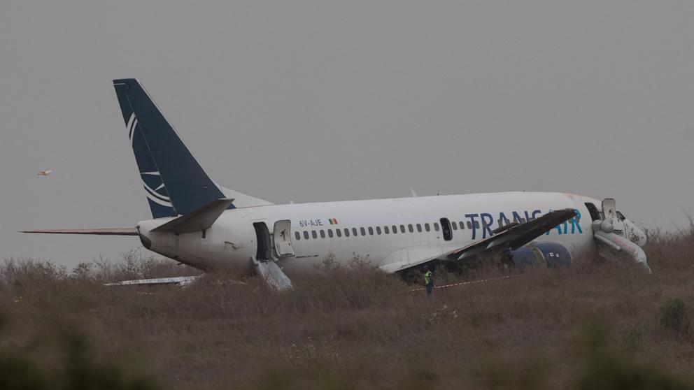 Um avião Boeing 737 da Transair desliza para fora da pista no Senegal