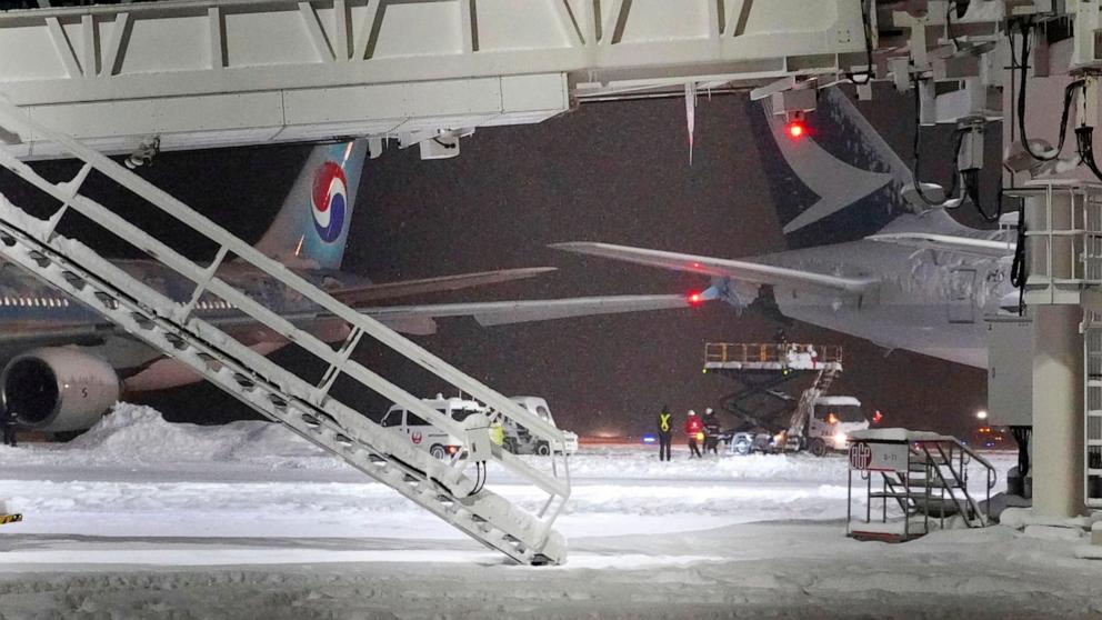 Két utasszállító repülőgép ütközött egy japán repülőtéren