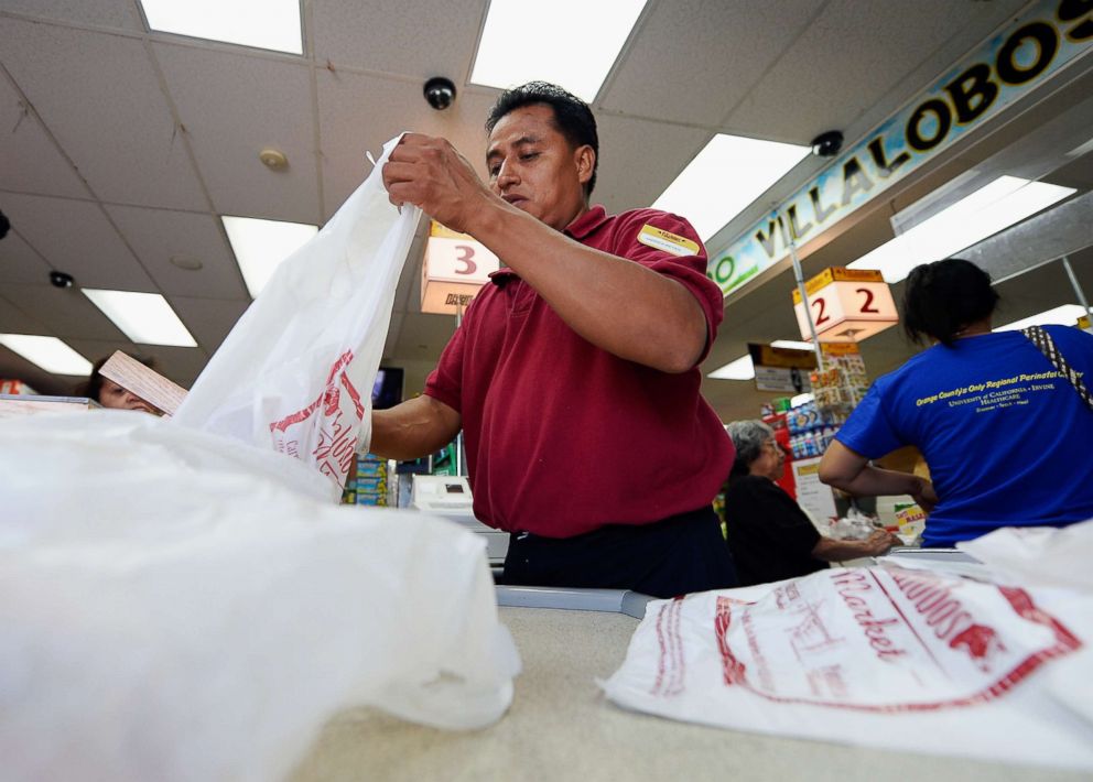 PHOTO: A clerk bags groceries in plastic grocery bags on June 18, 2013 in Los Angeles, Calif. 