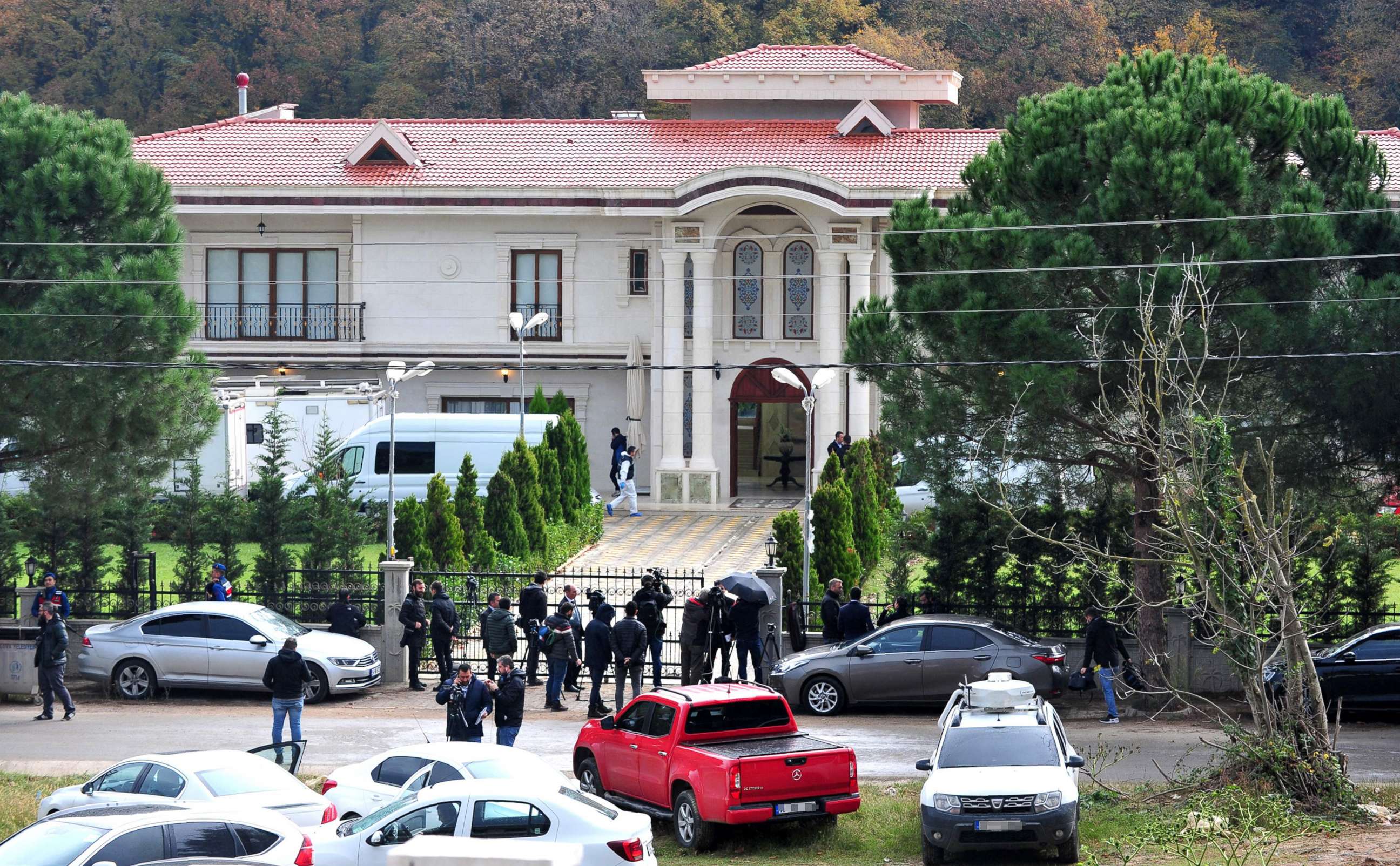 PHOTO: Turkish forensic officers conduct a search at a villa in the village of Samanli in Yalova's Termal district, Turkey, Nov. 26, 2018.