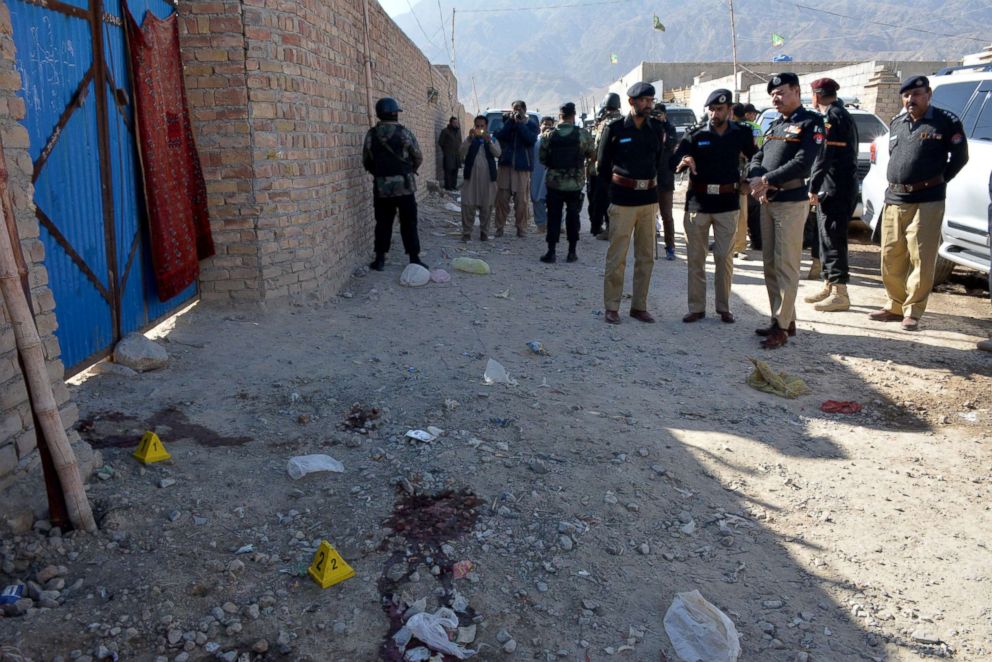 PHOTO: Pakistani police officials gather at the site of an attack by gunmen on a polio vaccination team on the outskirts of Quetta, Jan. 18, 2018.