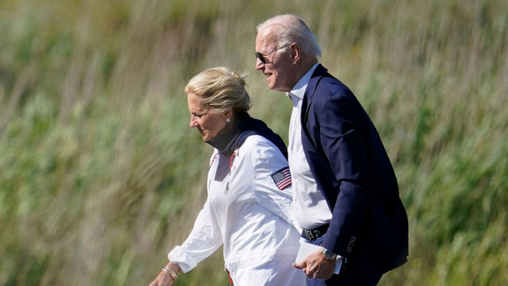 PHOTO: President Joe Biden and first lady Jill Biden walk to Marine One at Cape Henlopen State Park in Rehoboth Beach, Del., June 5, 2022.