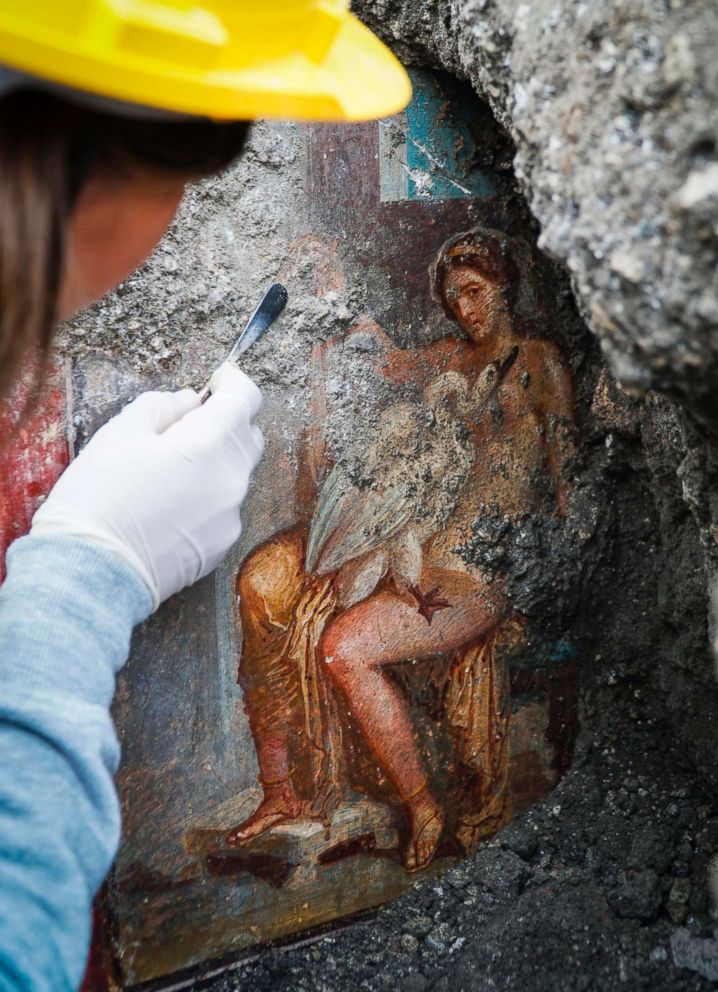 PHOTO: An archaeologist cleans up the fresco "Leda e il cigno" (Leda and the swan) discovered in the Regio V archeological area in Pompeii, near Naples, Italy, Nov. 19, 2018. 