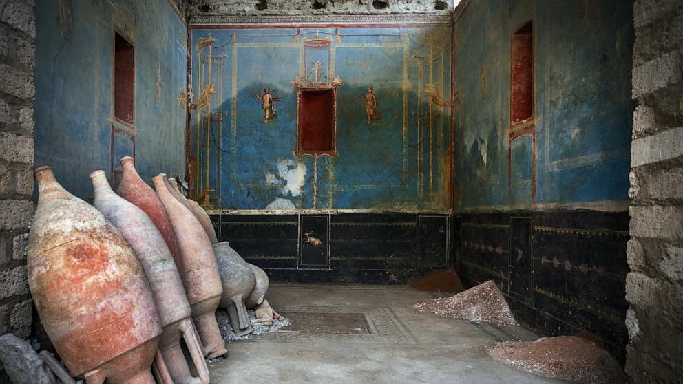 Ausgrabungen in Pompeji bringen eine seltene „Blaue Kammer“ zum Vorschein, bei der es sich vermutlich um einen antiken Schrein handelt