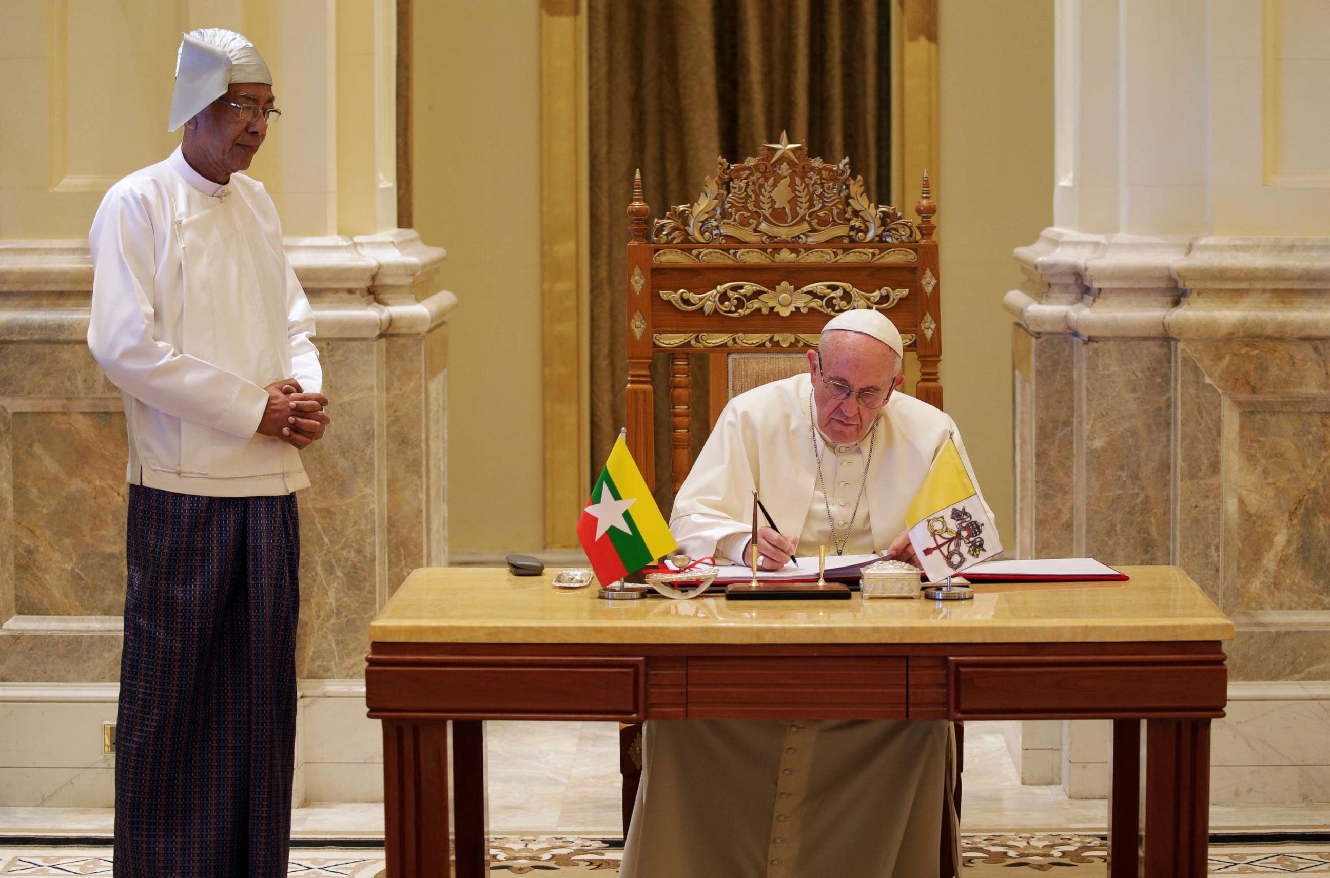 PHOTO: Pope Francis signs a guestbook as Myanmar's President Htin Kyaw looks on, at the Presidential Palace in Naypyitaw, Myanmar, Nov. 28, 2017.