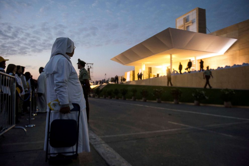 PHOTO: A nun carries a foldable chair while waiting with others at O'Higgins Park where Pope Francis will hold a Mass, in Santiago, Chile, Jan. 16, 2018.