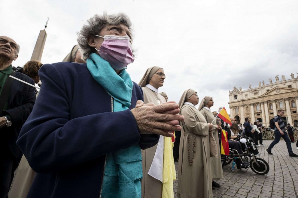 PHOTO: Faithful attend the Pope Francis' Regina prayer in Saint Peter's Square, Vatican City, May 8,  2022.