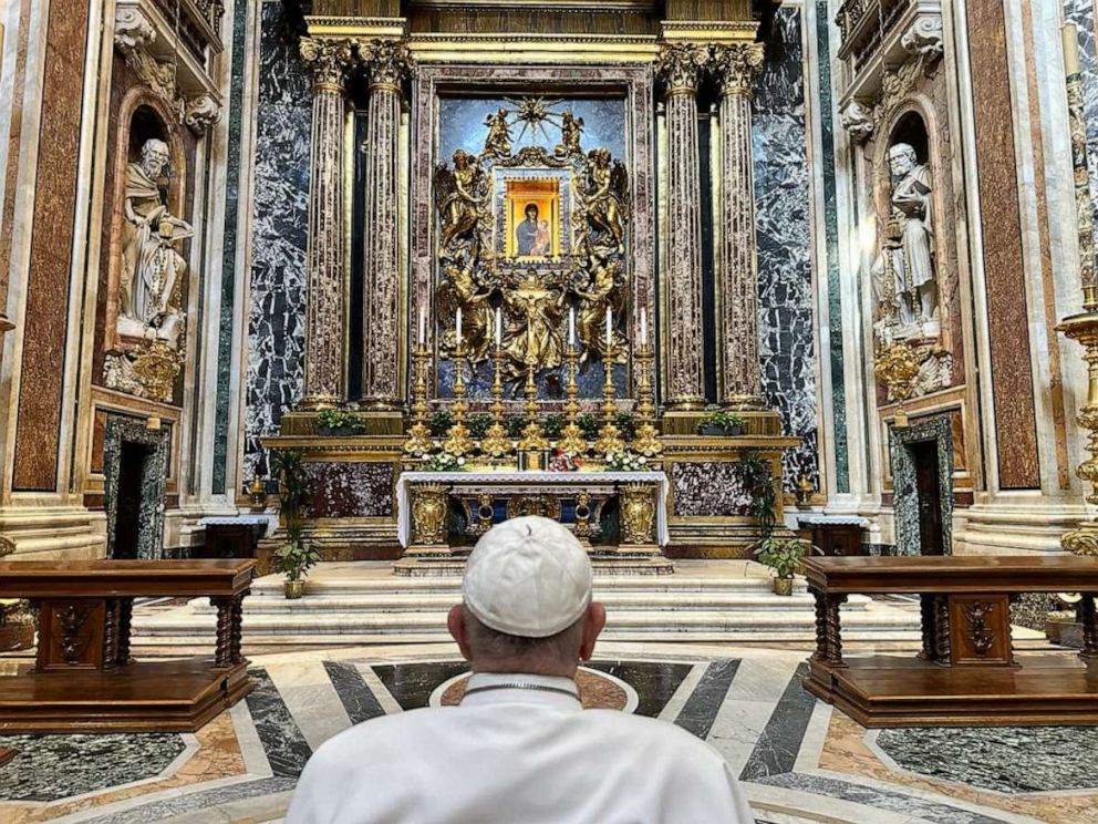 FOTO: O fotografie publicată de Vatican luni, 7 august 2023, îl arată pe Papa Francisc s-a oprit în rugăciune în fața icoanei Fecioarei Salus Populi Romani, în timp ce se întorcea la Vatican din Portugalia.