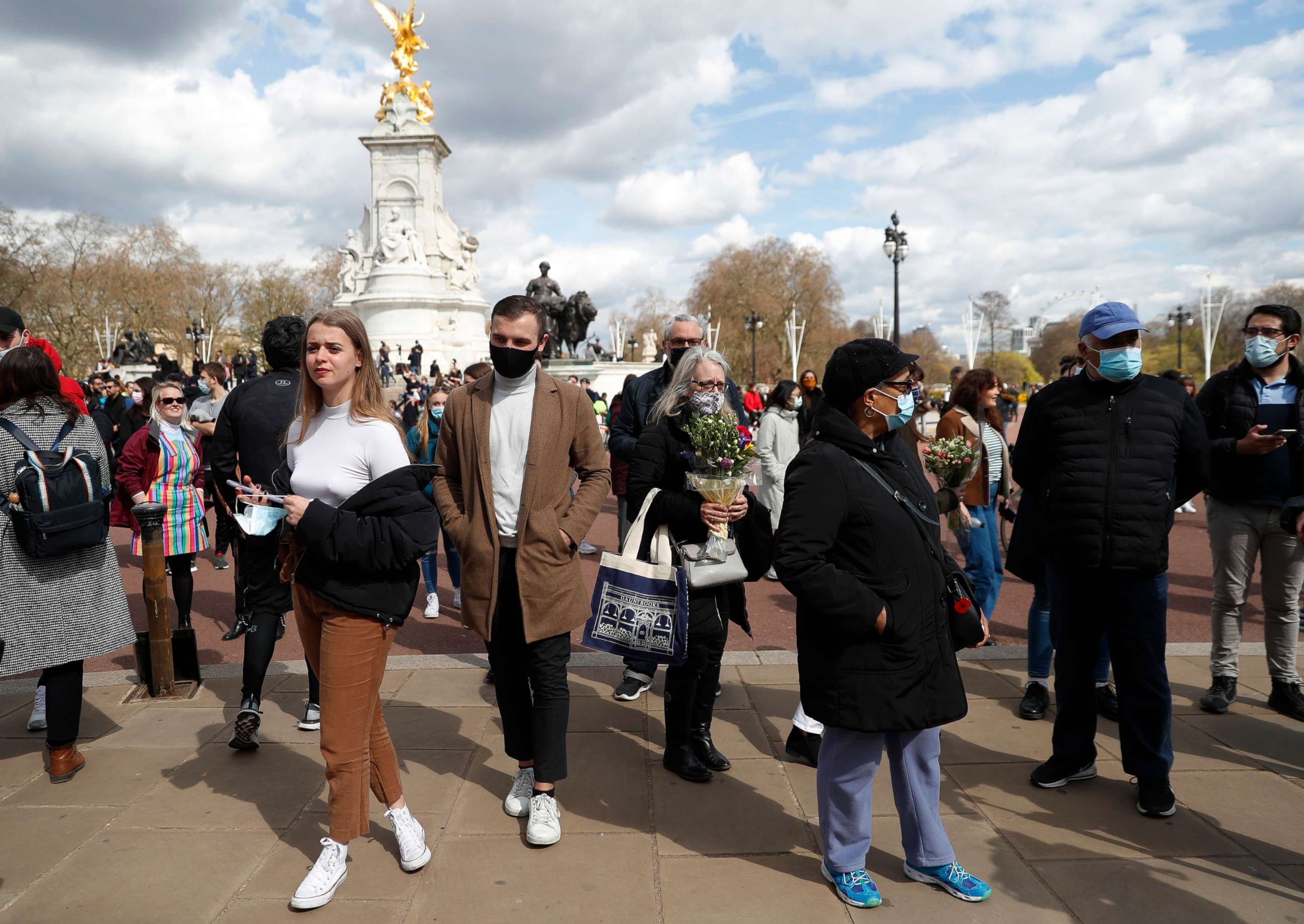 PHOTO: People gather in front of Buckingham Palace in London after the announcement of the death of Britain's Prince Philip, April 9, 2021.