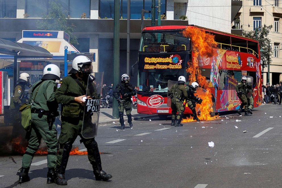 FOTO: Sebuah bom molotov meledak di sebelah polisi anti huru hara saat bentrokan terjadi saat demonstrasi menyusul tabrakan dua kereta, di dekat kota Larissa, di Athena, Yunani, 5 Maret 2023.