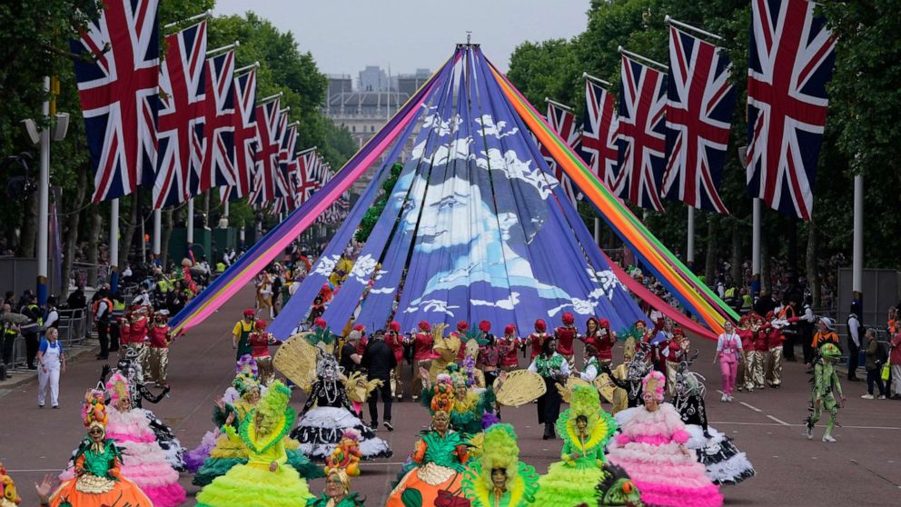 PHOTO: People parade during the Platinum Jubilee Pageant outside Buckingham Palace in London, June 5, 2022.