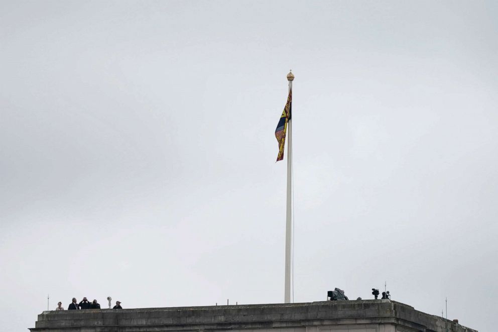 PHOTO: The Royal Standard flies above Buckingham Palace, meaning Queen Elizabeth II is in the building in London, June 5, 2022.