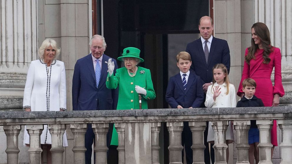 PHOTO : La reine Elizabeth II est rejointe par la famille royale alors qu'elle apparaît sur le balcon du palais de Buckingham lors du concours du jubilé de platine devant le palais de Buckingham à Londres, le 5 juin 2022.