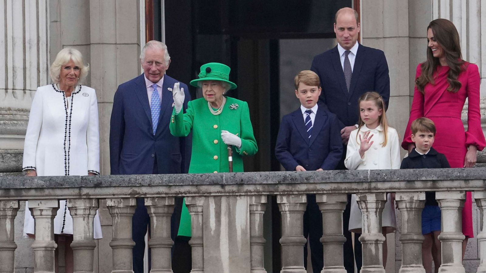 PHOTO: Queen Elizabeth II is joined by the Royal Family as they appear on the balcony of Buckingham Palace during the Platinum Jubilee Pageant outside Buckingham Palace in London, June 5, 2022.