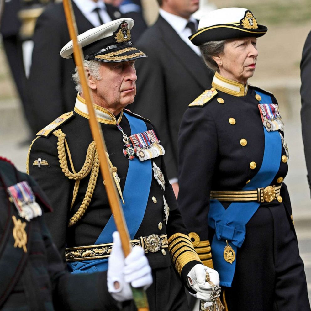Princess Anne accompanies Queen Elizabeth II's coffin every step of ...