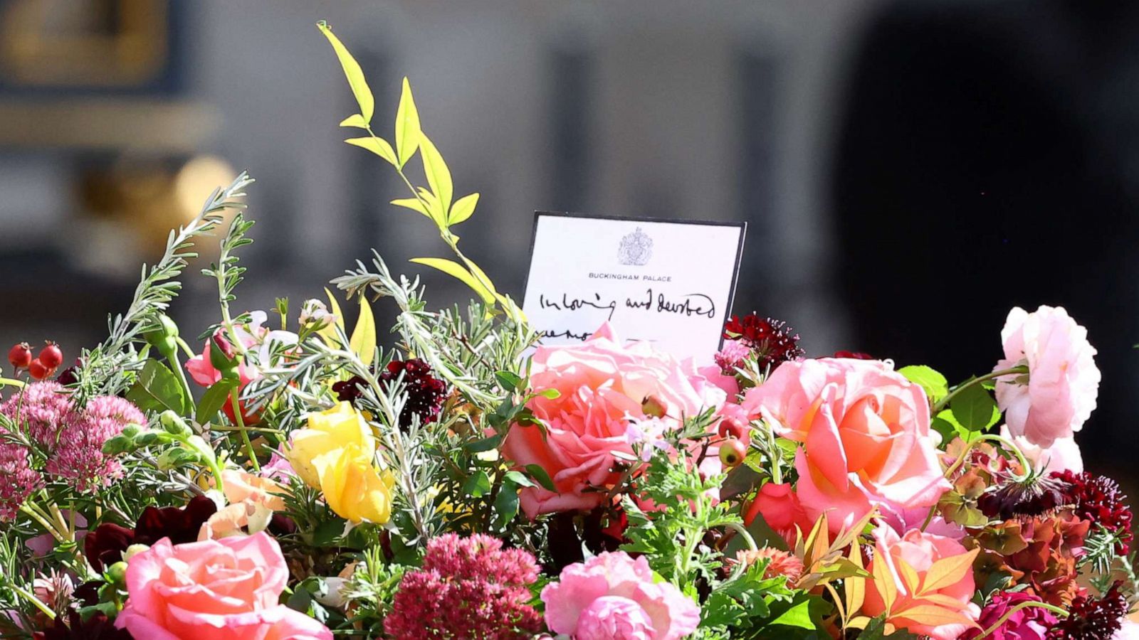 PHOTO: Flowers an a note are seen on the coffin of Britain's Queen Elizabeth on the day of her state funeral and burial, in London, Sept. 19, 2022.