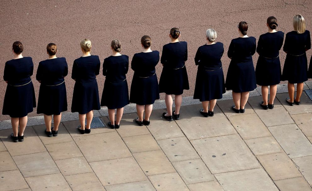 FOTOĞRAF: Buckingham Sarayı hane personeli, 19 Eylül 2022'de Londra'daki Kraliçe II. Elizabeth'in Devlet Cenazesi sırasında saygılarını sunar. 