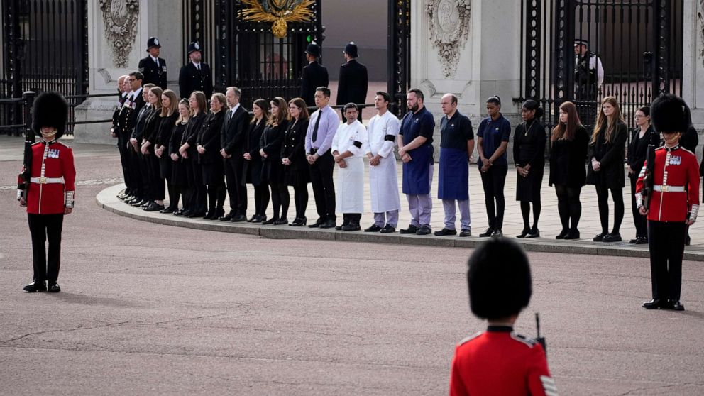 FOTOĞRAF: Buckingham Sarayı personeli, 19 Eylül 2022'de Londra'nın merkezindeki Kraliçe II. Elizabeth'in cenaze törenleri sırasında kapılarının dışında duruyor.