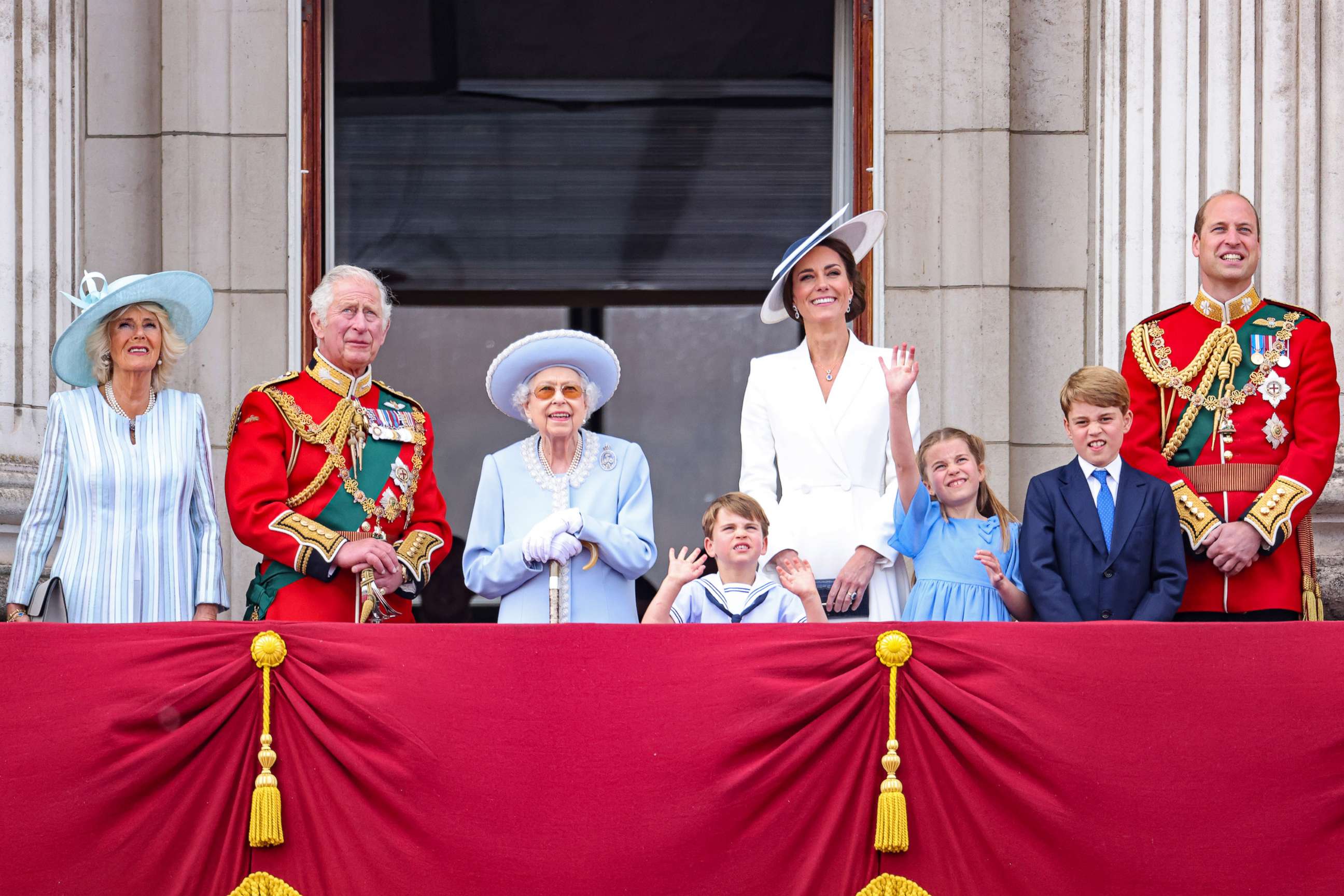 PHOTO: Camilla, Duchess of Cornwall, Prince Charles, Prince of Wales, Queen Elizabeth II, Prince Louis, Catherine, Duchess of Cambridge, Princess Charlotte, Prince George and Prince William, watch the Trooping the Colour parade on June 2, 2022 in London.