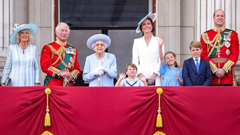 PHOTO: Camilla, Duchess of Cornwall, Prince Charles, Prince of Wales, Queen Elizabeth II, Prince Louis, Catherine, Duchess of Cambridge, Princess Charlotte, Prince George and Prince William, watch the Trooping the Colour parade on June 2, 2022 in London.