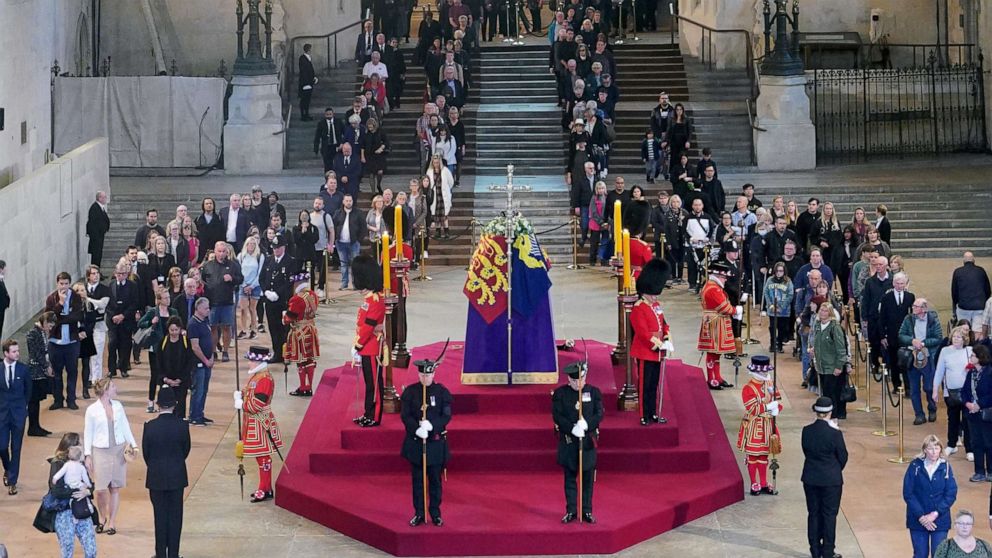 PHOTO : Des membres du public défilent devant le cercueil de la reine Elizabeth II au palais de Westminster, à Londres, le 15 septembre 2022.